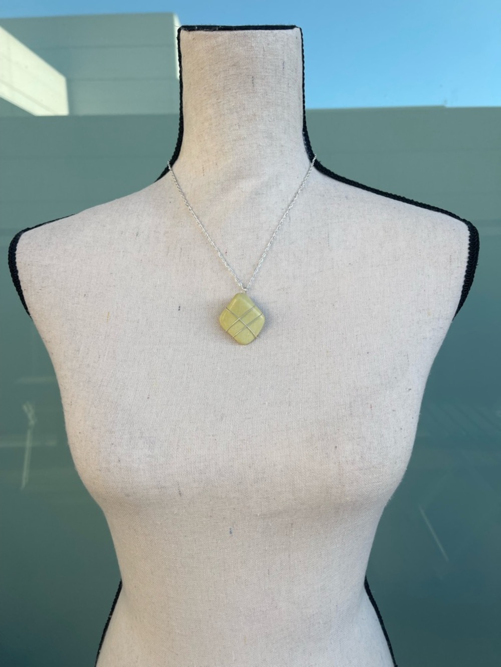 Green Serpentine Silver Tone Wire Wrapped Pendant Necklace - Picture 2 of 4